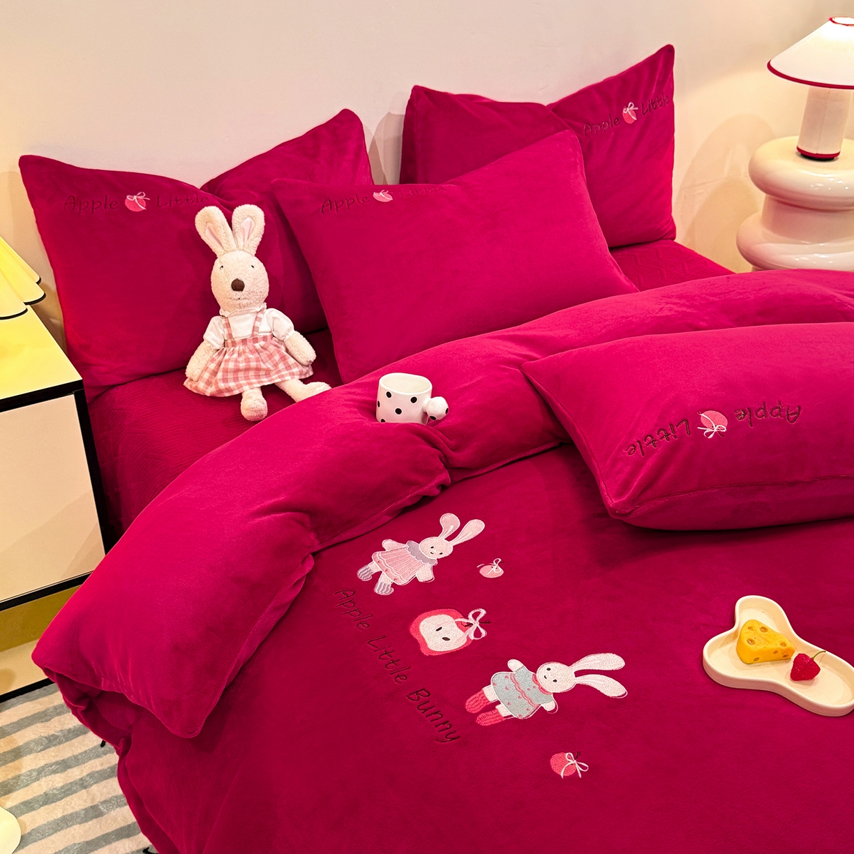 91家纺网 家纺一手货源 找家纺 新方向 2025新款全消光A类刺绣牛奶绒四件套-可爱兔 可爱兔-洋酒红