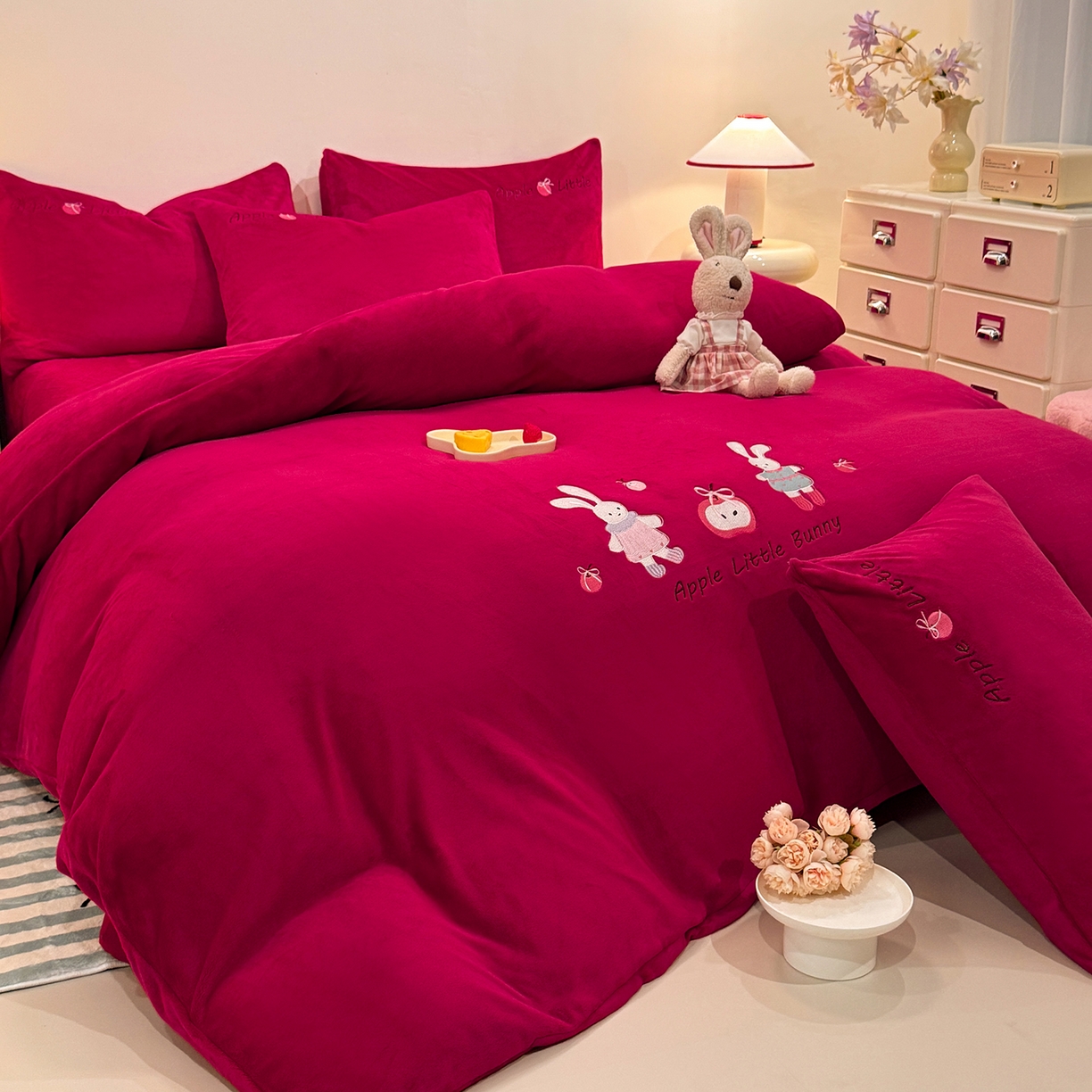 91家纺网 家纺一手货源 找家纺 新方向 2025新款全消光A类刺绣牛奶绒四件套-可爱兔 可爱兔-洋酒红