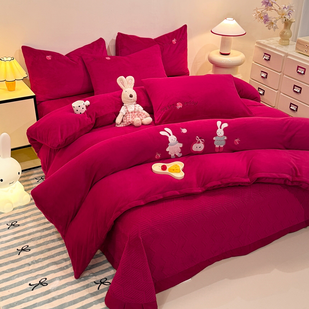 91家纺网 家纺一手货源 找家纺 新方向 2025新款全消光A类刺绣牛奶绒四件套-可爱兔 可爱兔-洋酒红