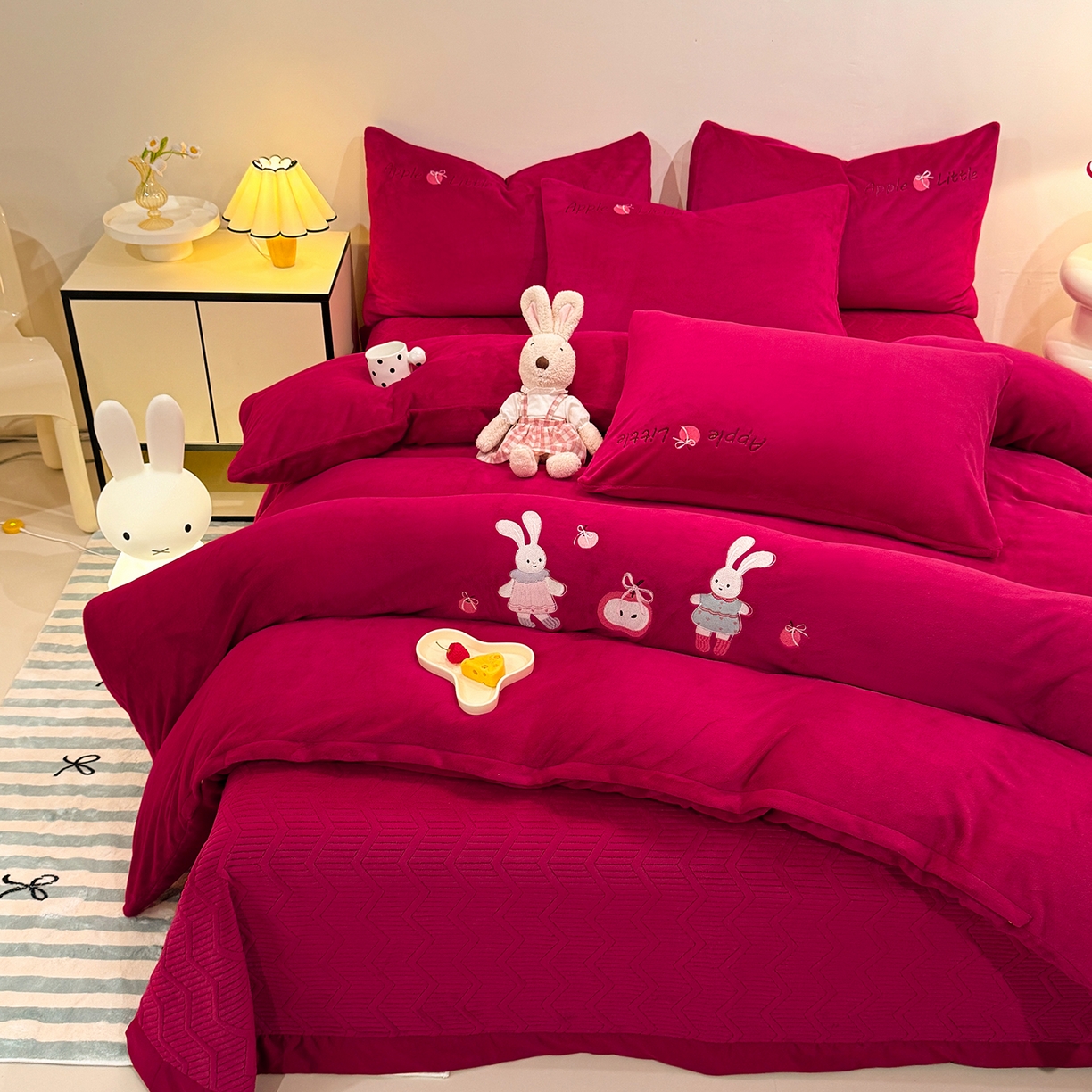 91家纺网 家纺一手货源 找家纺 新方向 2025新款全消光A类刺绣牛奶绒四件套-可爱兔 可爱兔-洋酒红