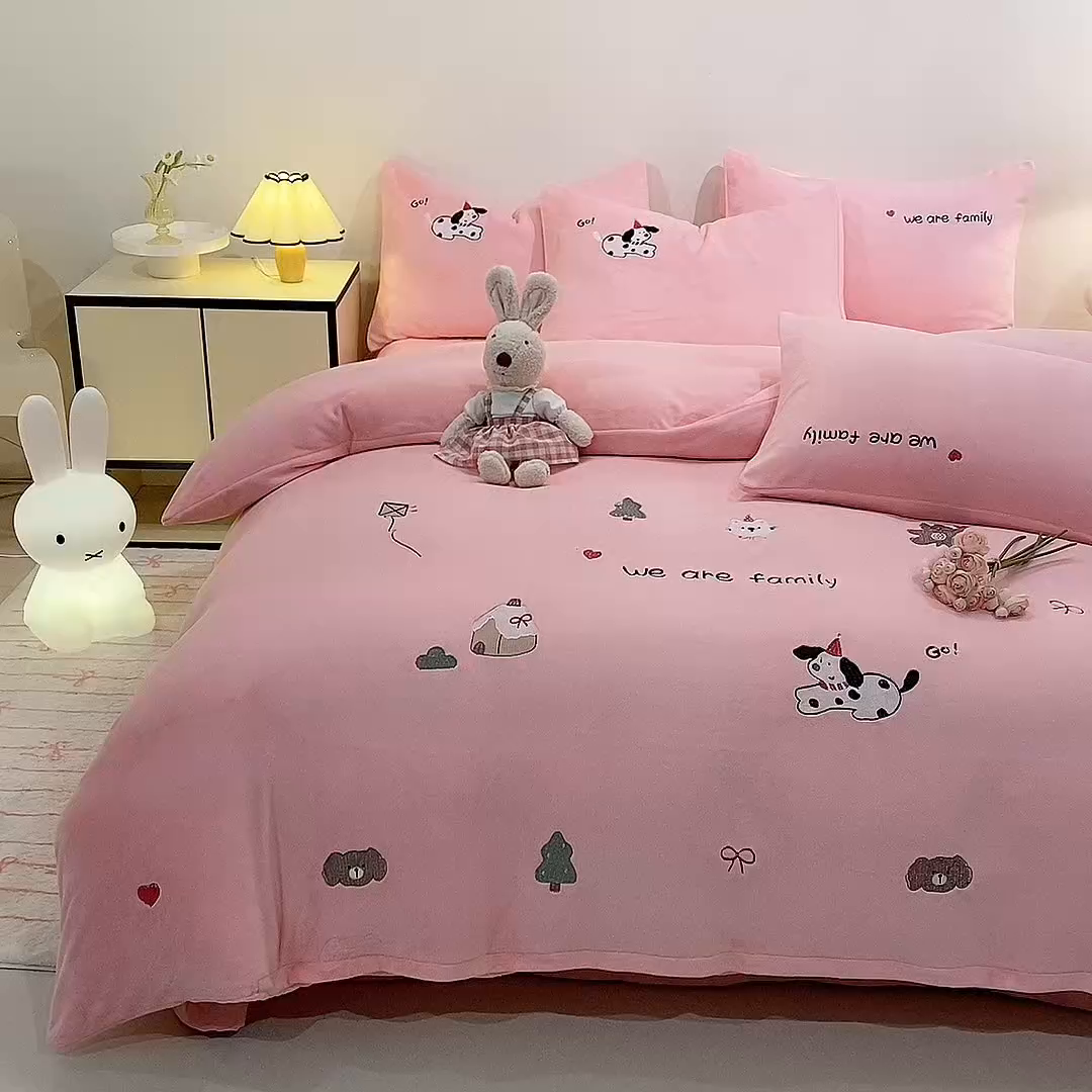 91家纺网 家纺一手货源 找家纺 （总）控价 2025新款 床盖款240克全消光A类刺绣牛奶绒四件套-呆萌小狗