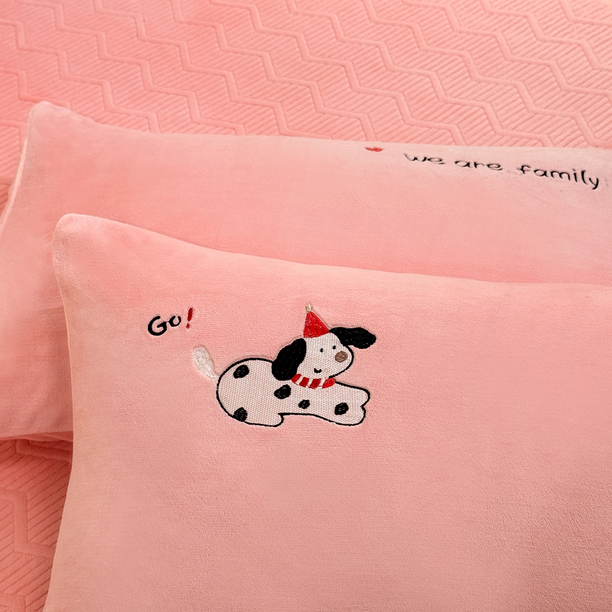 91家纺网 家纺一手货源 找家纺 （总）控价 2025新款 床盖款240克全消光A类刺绣牛奶绒四件套-呆萌小狗