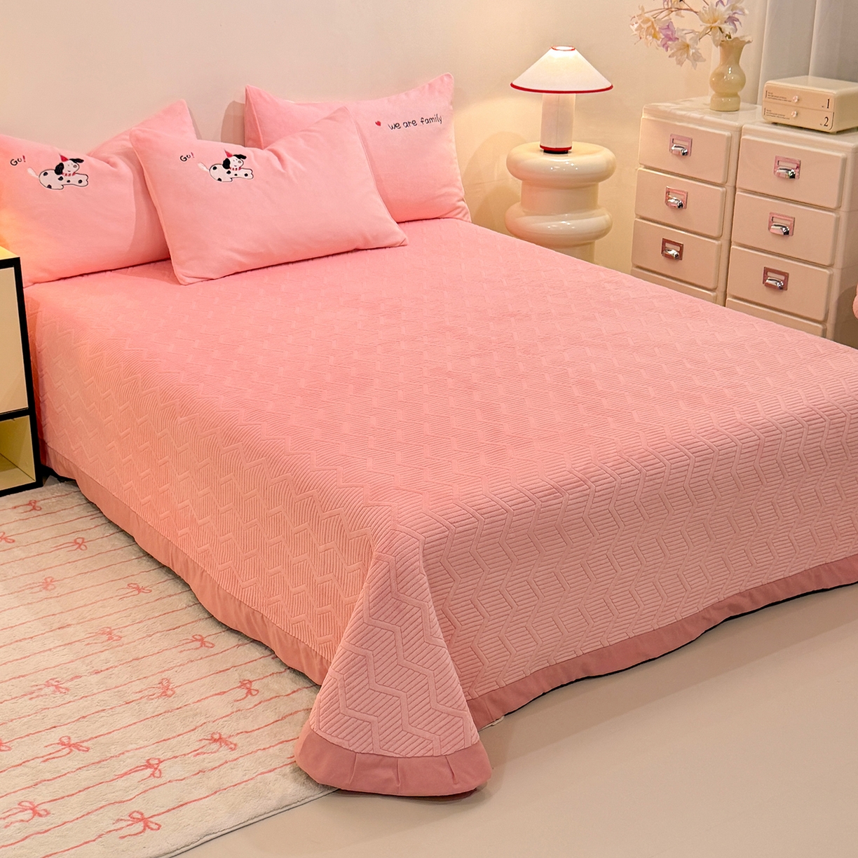 91家纺网 家纺一手货源 找家纺 （总）控价 2025新款 床盖款240克全消光A类刺绣牛奶绒四件套-呆萌小狗