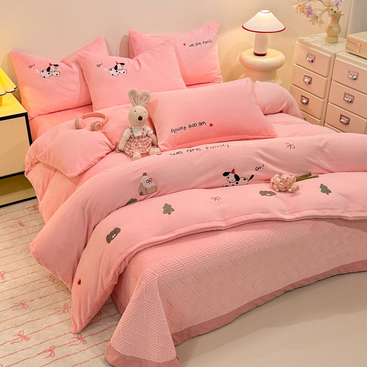 91家纺网 家纺一手货源 找家纺 （总）控价 2025新款 床盖款240克全消光A类刺绣牛奶绒四件套-呆萌小狗