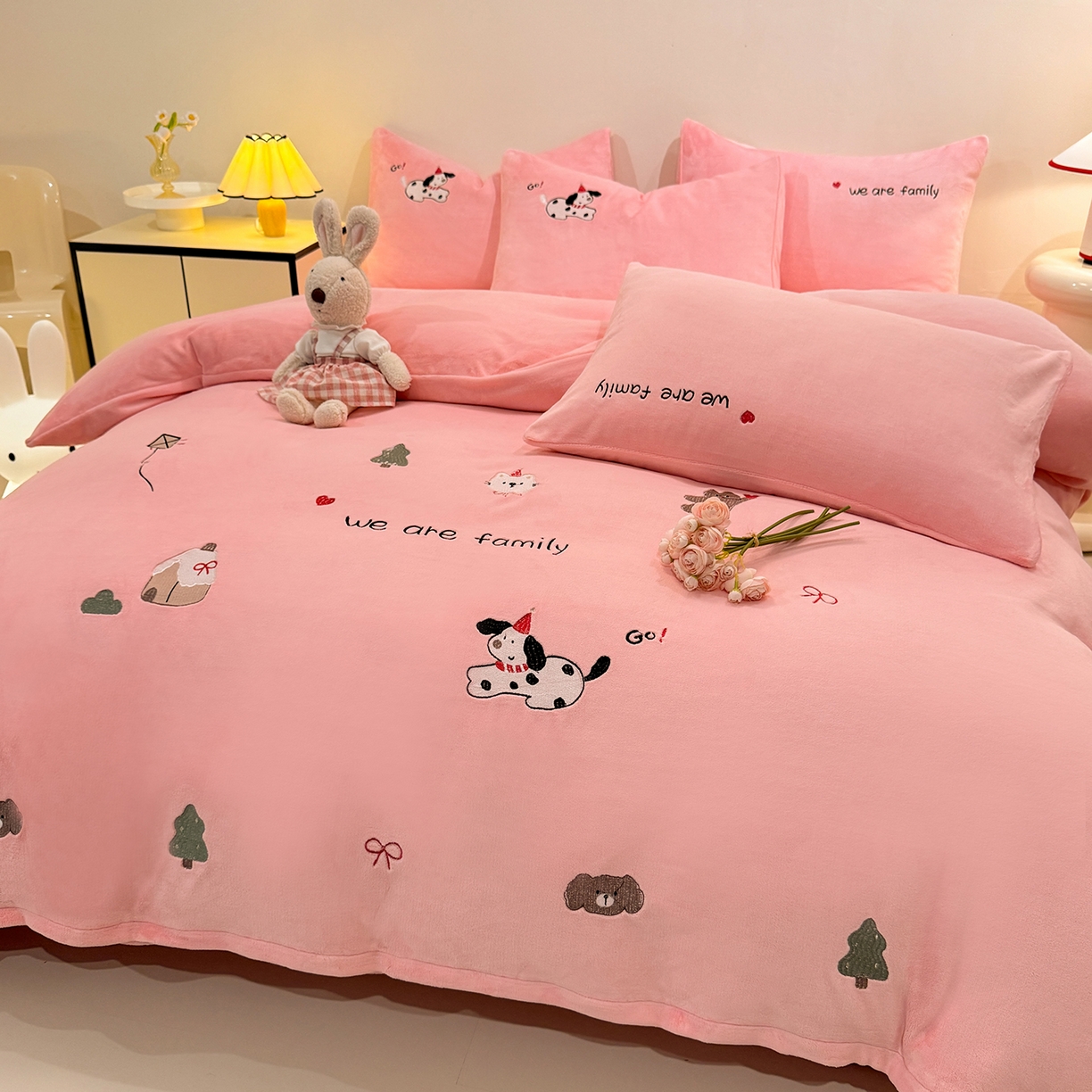 91家纺网 家纺一手货源 找家纺 （总）控价 2025新款 床盖款240克全消光A类刺绣牛奶绒四件套-呆萌小狗