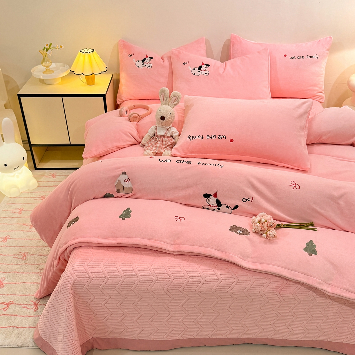 91家纺网 家纺一手货源 找家纺 （总）控价 2025新款 床盖款240克全消光A类刺绣牛奶绒四件套-呆萌小狗