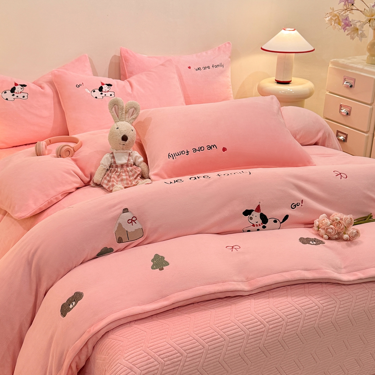 （总）控价 2025新款 床盖款240克全消光A类刺绣牛奶绒四件套-呆萌小狗