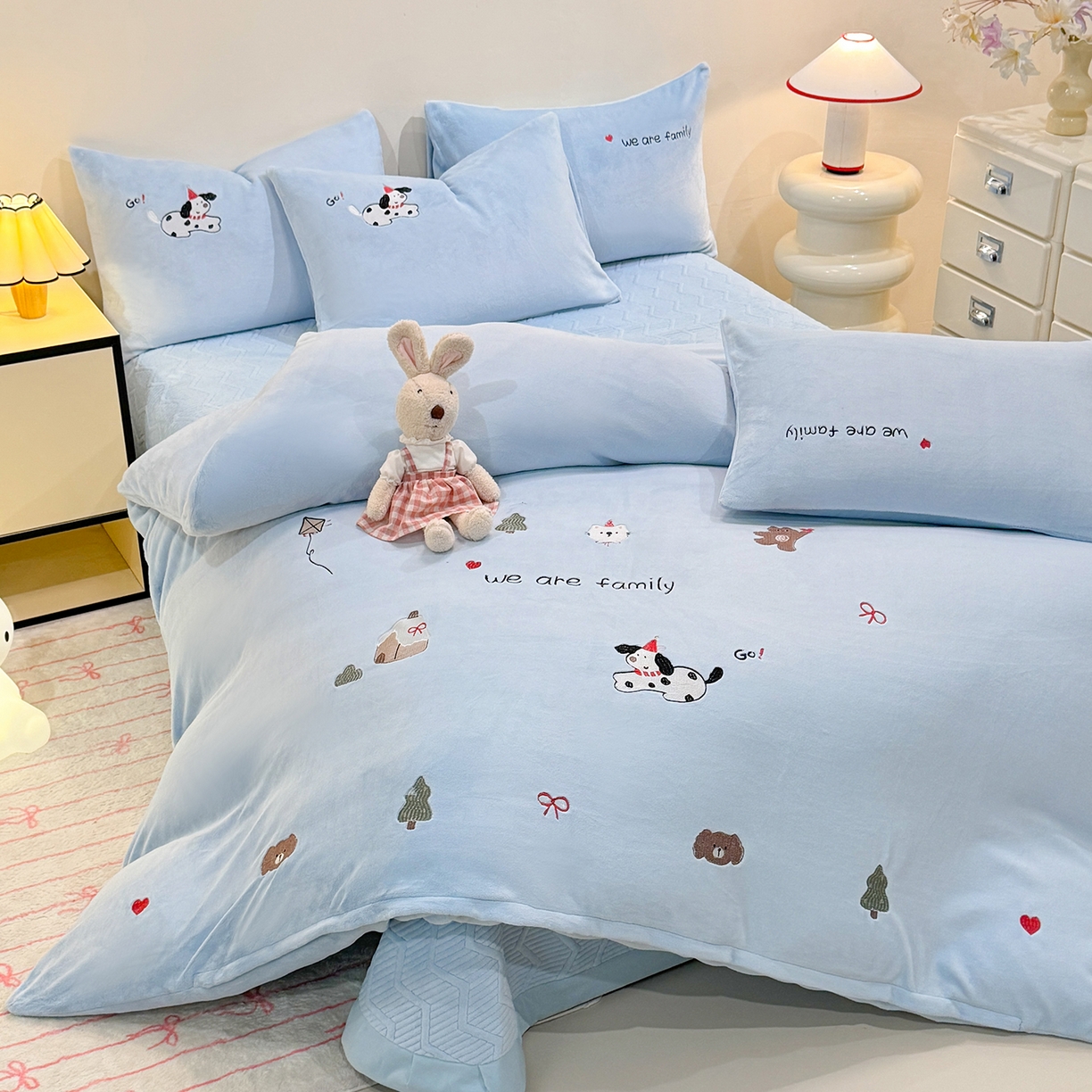 91家纺网 家纺一手货源 找家纺 （总）控价 2025新款 床盖款240克全消光A类刺绣牛奶绒四件套-呆萌小狗