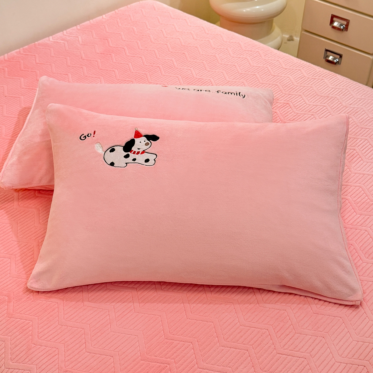 91家纺网 家纺一手货源 找家纺 新方向 2025新款全消光A类刺绣牛奶绒四件套-呆萌小狗 呆萌小狗-桃玉