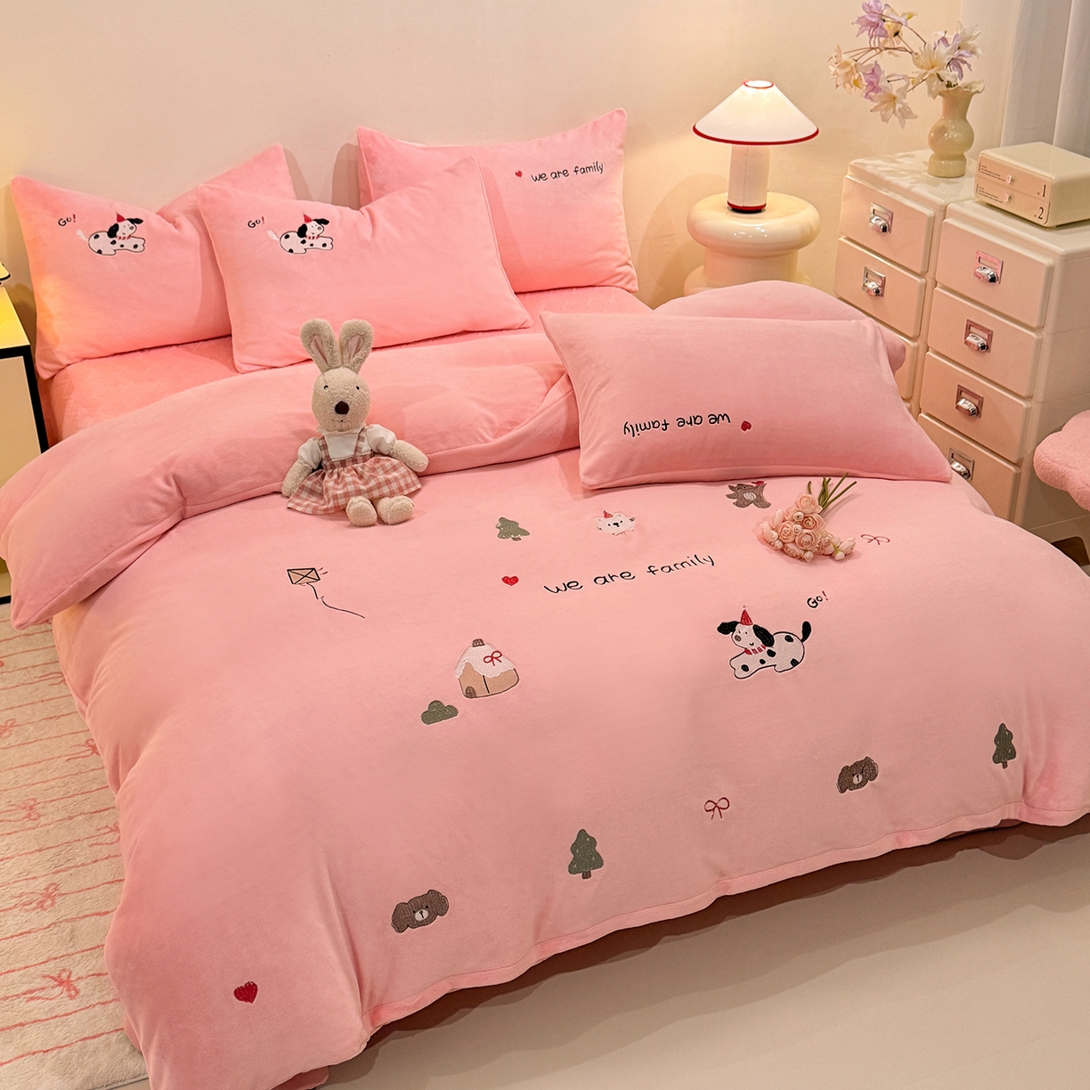 91家纺网 家纺一手货源 找家纺 新方向 2025新款全消光A类刺绣牛奶绒四件套-呆萌小狗 呆萌小狗-桃玉