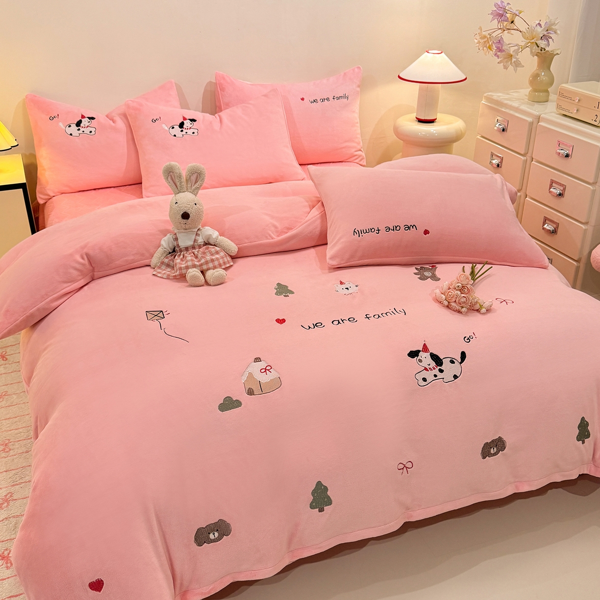 91家纺网 家纺一手货源 找家纺 新方向 2025新款全消光A类刺绣牛奶绒四件套-呆萌小狗 呆萌小狗-桃玉