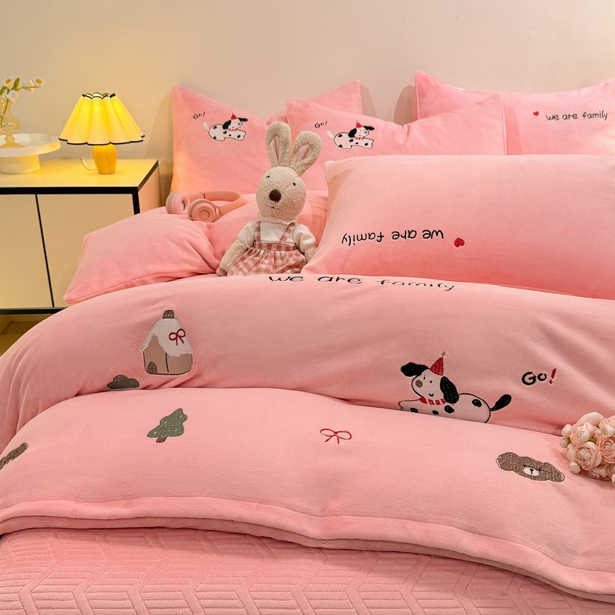 91家纺网 家纺一手货源 找家纺 新方向 2025新款全消光A类刺绣牛奶绒四件套-呆萌小狗 呆萌小狗-桃玉