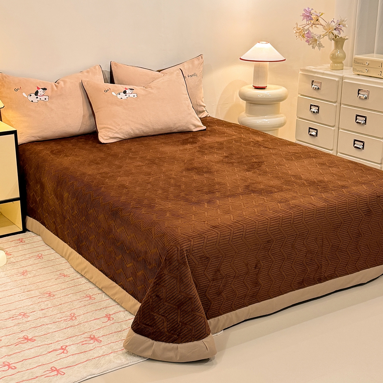 91家纺网 家纺一手货源 找家纺 新方向 2025新款全消光A类刺绣牛奶绒四件套-呆萌小狗 呆萌小狗-香槟咖