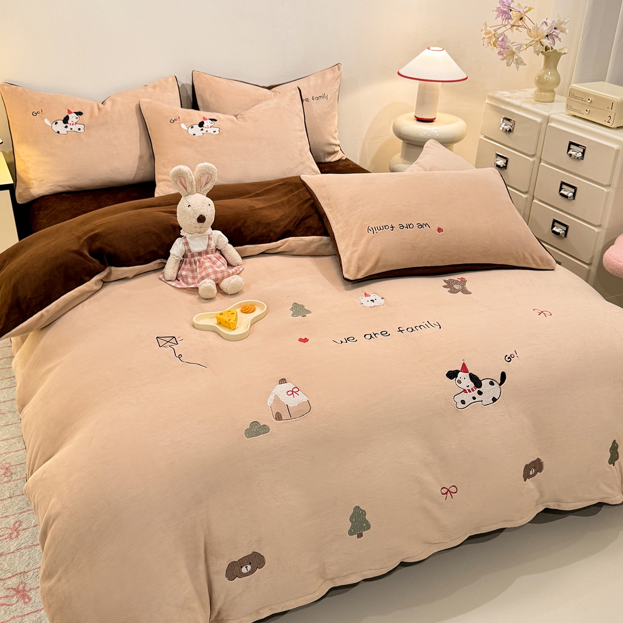 91家纺网 家纺一手货源 找家纺 新方向 2025新款全消光A类刺绣牛奶绒四件套-呆萌小狗 呆萌小狗-香槟咖