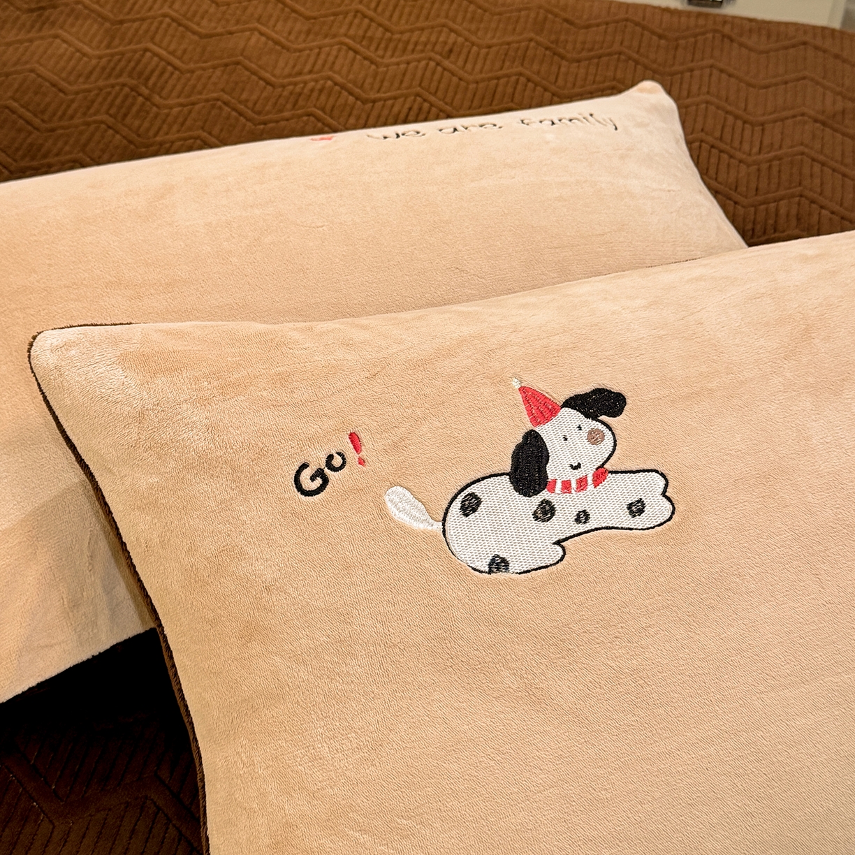 91家纺网 家纺一手货源 找家纺 新方向 2025新款全消光A类刺绣牛奶绒四件套-呆萌小狗 呆萌小狗-香槟咖