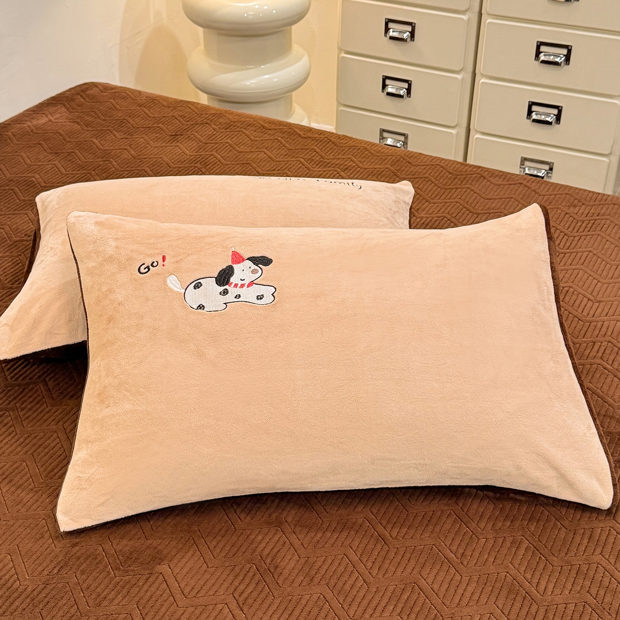 91家纺网 家纺一手货源 找家纺 新方向 2025新款全消光A类刺绣牛奶绒四件套-呆萌小狗 呆萌小狗-香槟咖