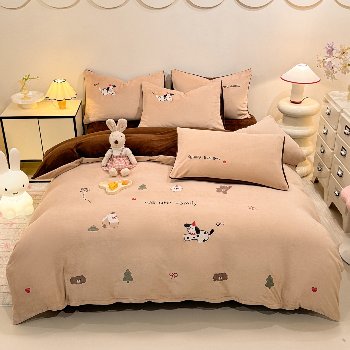 91家纺网 家纺一手货源 找家纺 新方向 2025新款全消光A类刺绣牛奶绒四件套-呆萌小狗 呆萌小狗-香槟咖