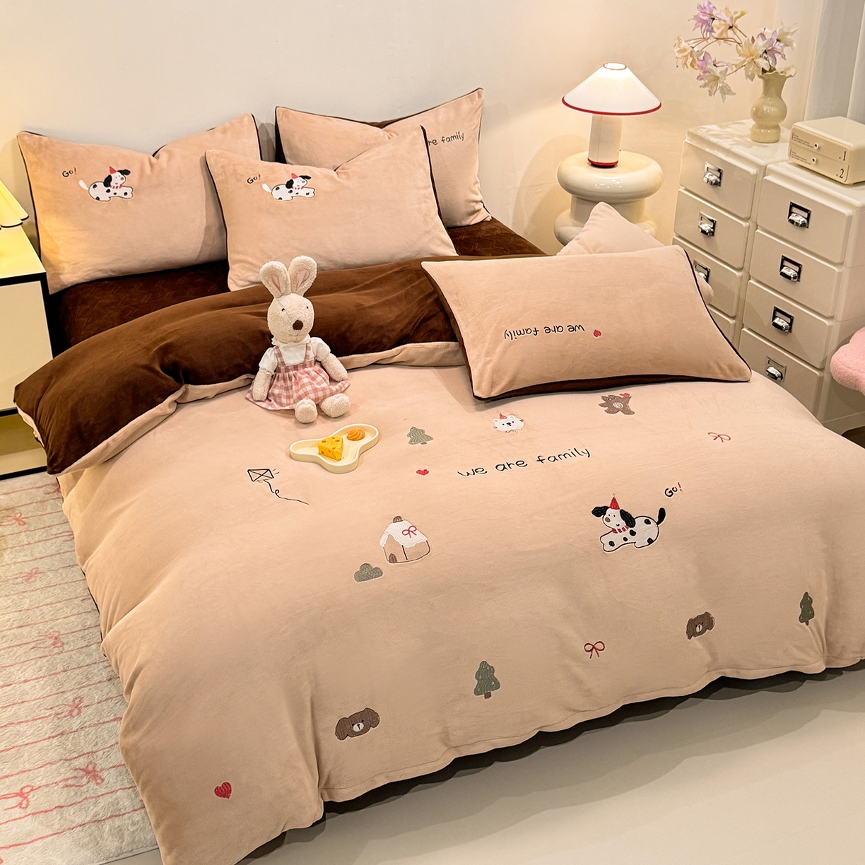 91家纺网 家纺一手货源 找家纺 新方向 2025新款全消光A类刺绣牛奶绒四件套-呆萌小狗 呆萌小狗-香槟咖