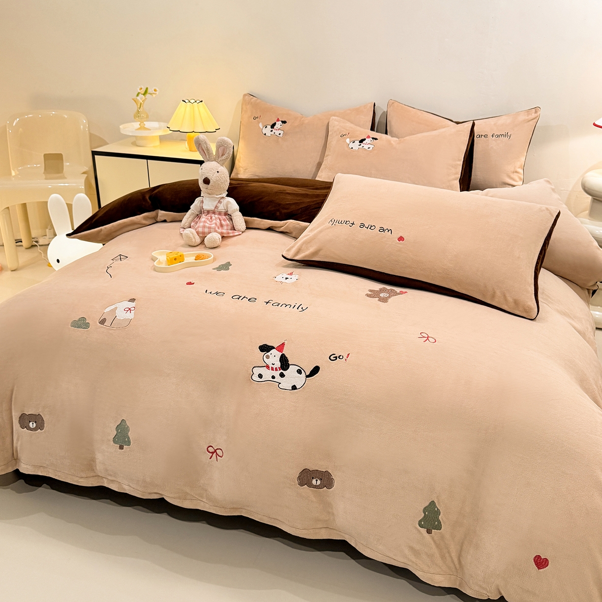 91家纺网 家纺一手货源 找家纺 新方向 2025新款全消光A类刺绣牛奶绒四件套-呆萌小狗 呆萌小狗-香槟咖