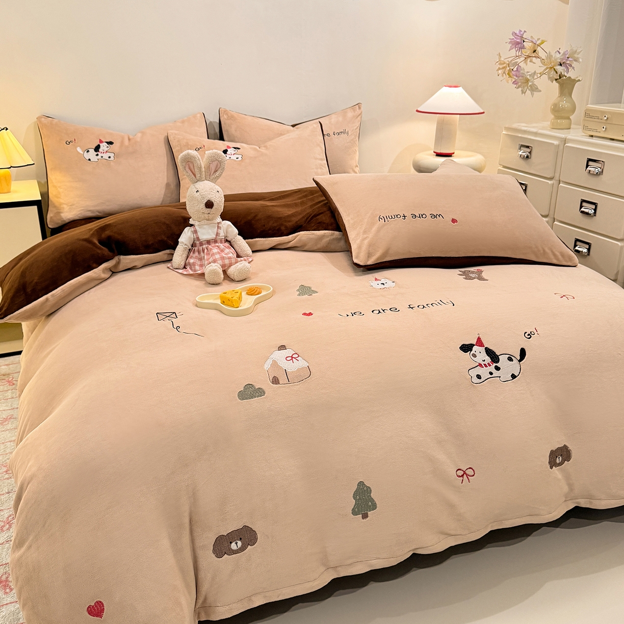 91家纺网 家纺一手货源 找家纺 新方向 2025新款全消光A类刺绣牛奶绒四件套-呆萌小狗 呆萌小狗-香槟咖