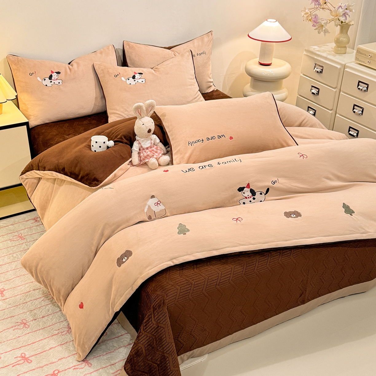 91家纺网 家纺一手货源 找家纺 新方向 2025新款全消光A类刺绣牛奶绒四件套-呆萌小狗 呆萌小狗-香槟咖