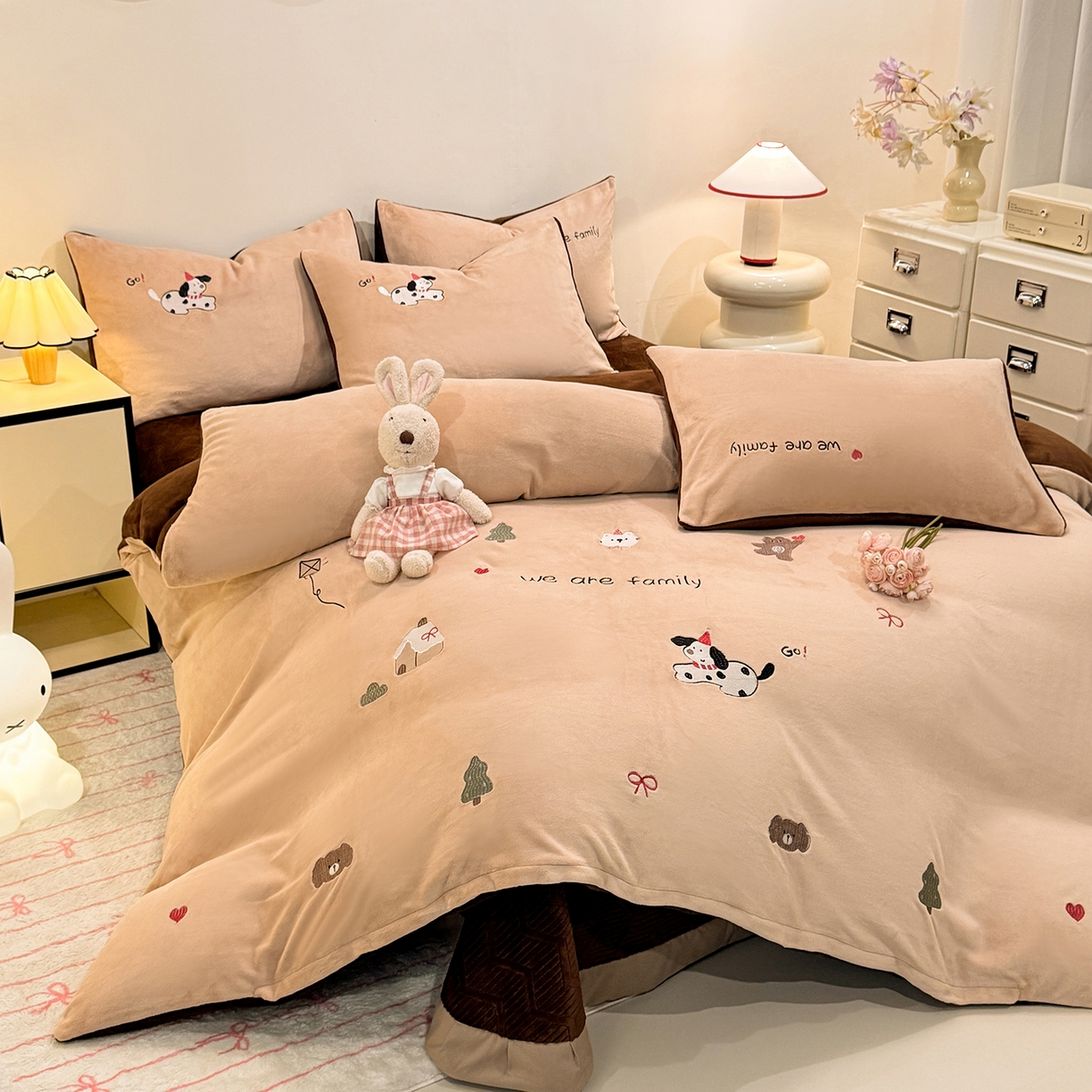 91家纺网 家纺一手货源 找家纺 新方向 2025新款全消光A类刺绣牛奶绒四件套-呆萌小狗 呆萌小狗-香槟咖
