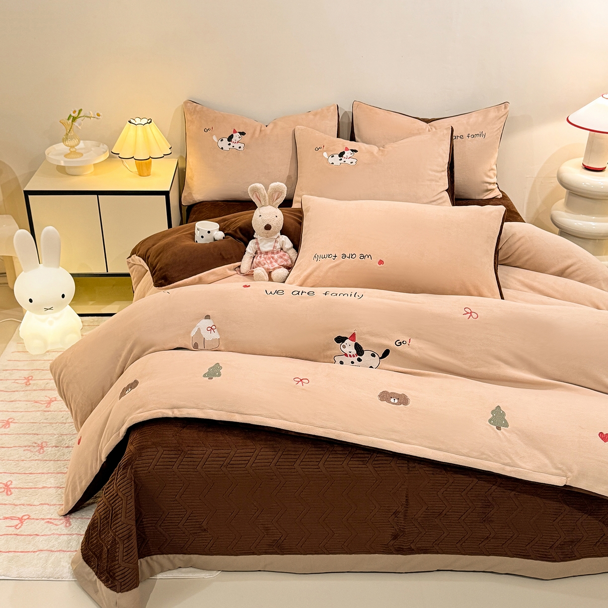 91家纺网 家纺一手货源 找家纺 新方向 2025新款全消光A类刺绣牛奶绒四件套-呆萌小狗 呆萌小狗-香槟咖
