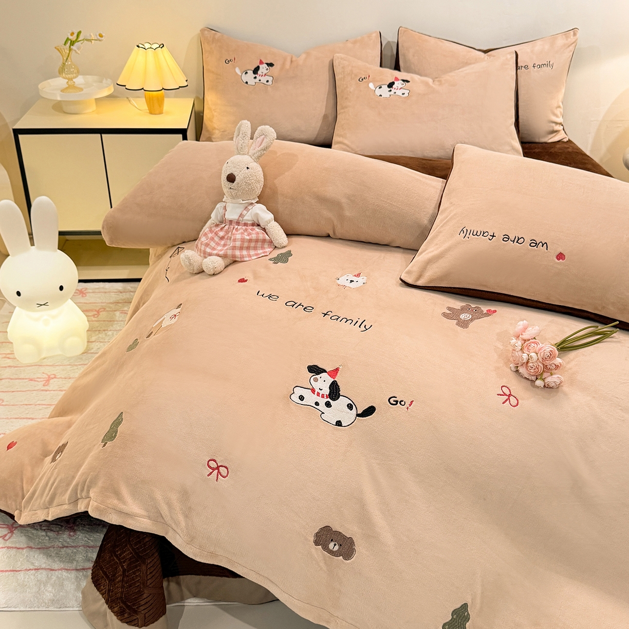 91家纺网 家纺一手货源 找家纺 新方向 2025新款全消光A类刺绣牛奶绒四件套-呆萌小狗 呆萌小狗-香槟咖