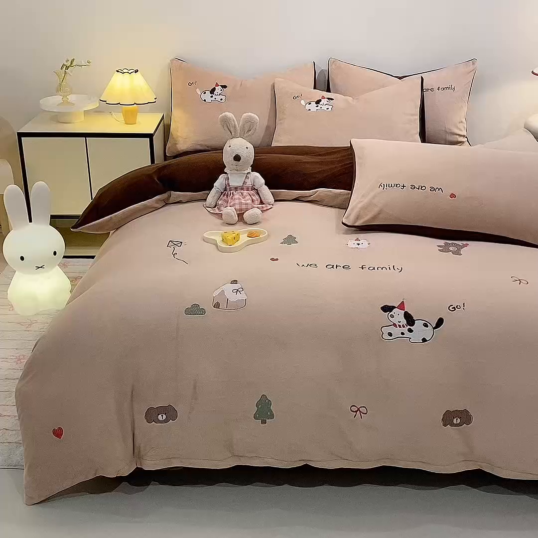 91家纺网 家纺一手货源 找家纺 新方向 2025新款全消光A类刺绣牛奶绒四件套-呆萌小狗 呆萌小狗-香槟咖