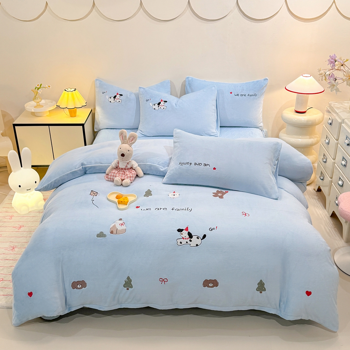 91家纺网 家纺一手货源 找家纺 新方向 2025新款全消光A类刺绣牛奶绒四件套-呆萌小狗 呆萌小狗-星月蓝