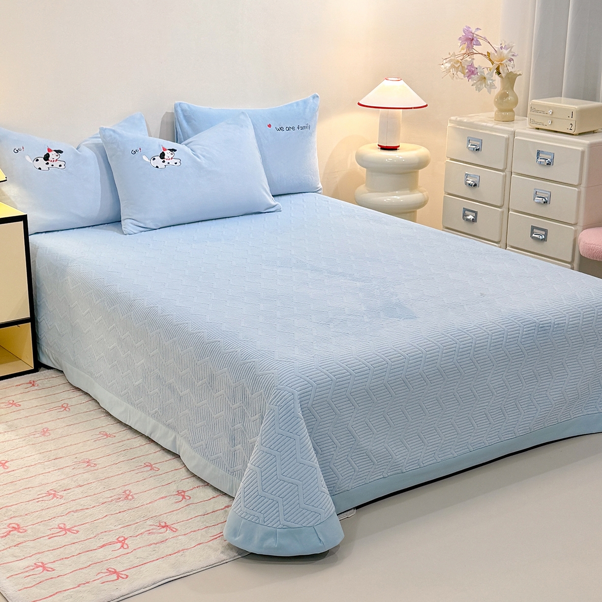 91家纺网 家纺一手货源 找家纺 新方向 2025新款全消光A类刺绣牛奶绒四件套-呆萌小狗 呆萌小狗-星月蓝