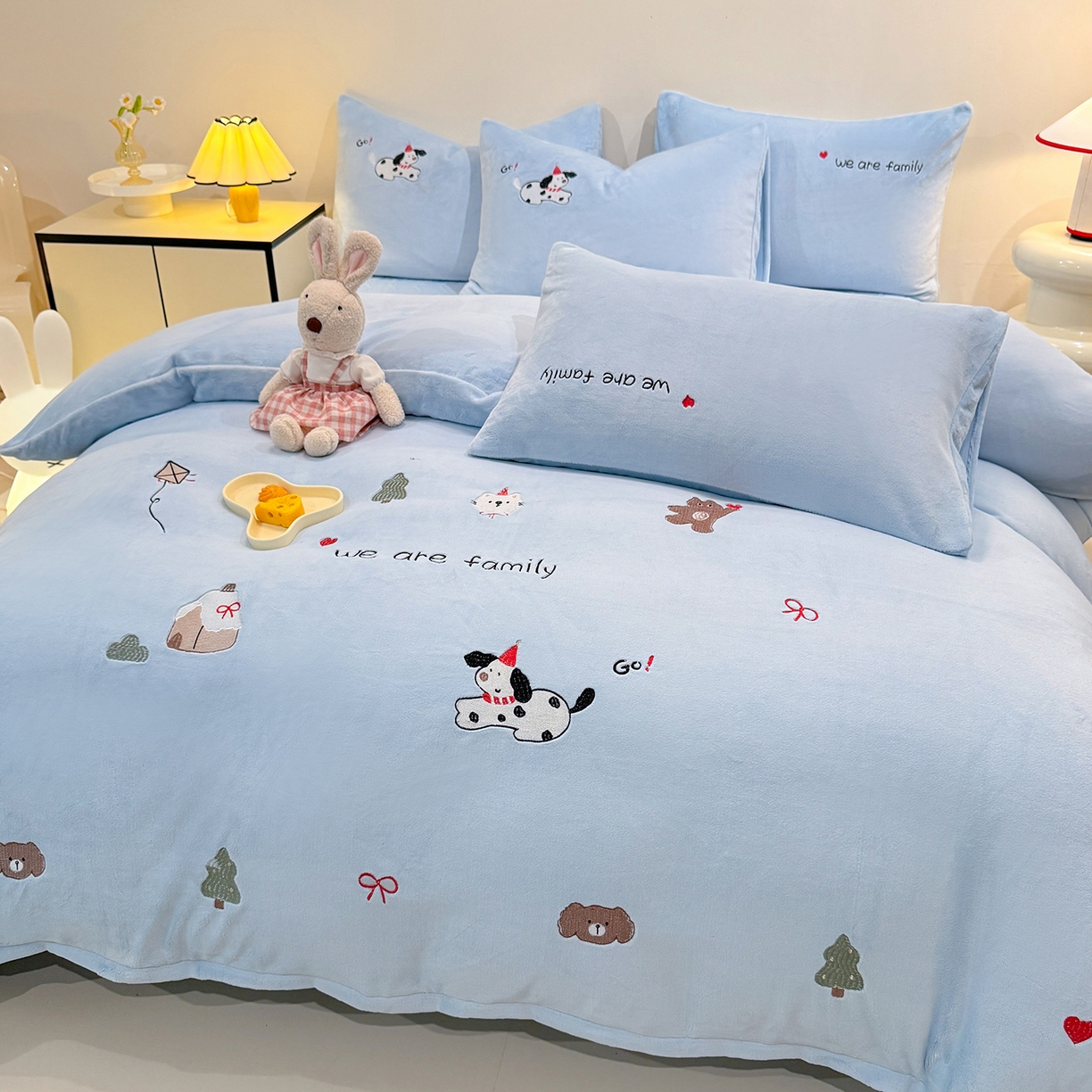 91家纺网 家纺一手货源 找家纺 新方向 2025新款全消光A类刺绣牛奶绒四件套-呆萌小狗 呆萌小狗-星月蓝