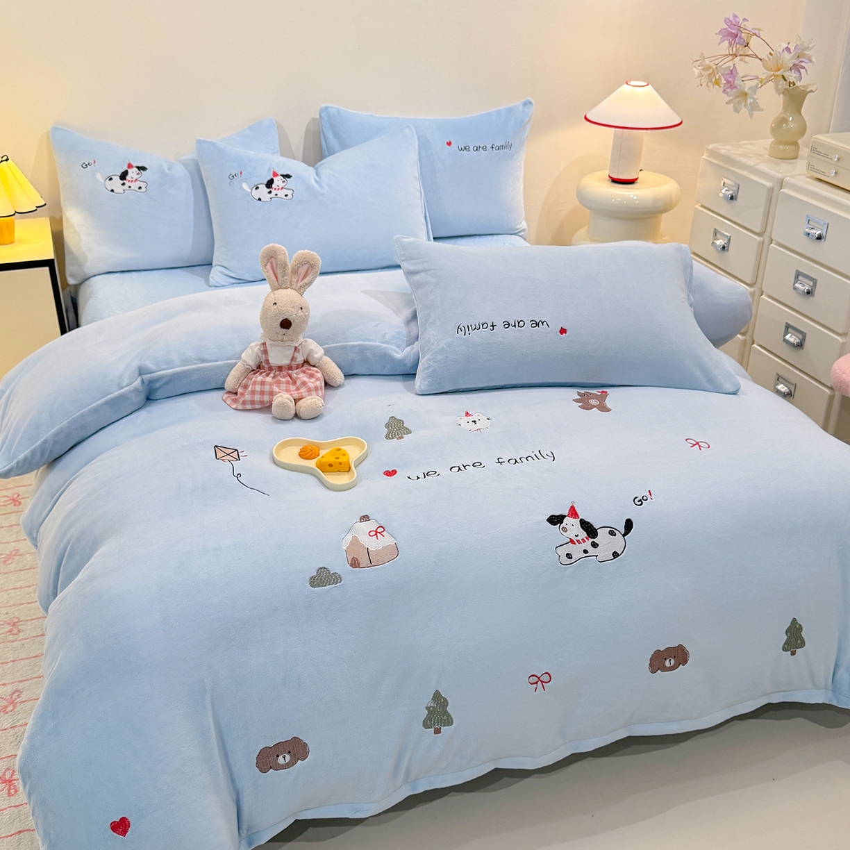 91家纺网 家纺一手货源 找家纺 新方向 2025新款全消光A类刺绣牛奶绒四件套-呆萌小狗 呆萌小狗-星月蓝