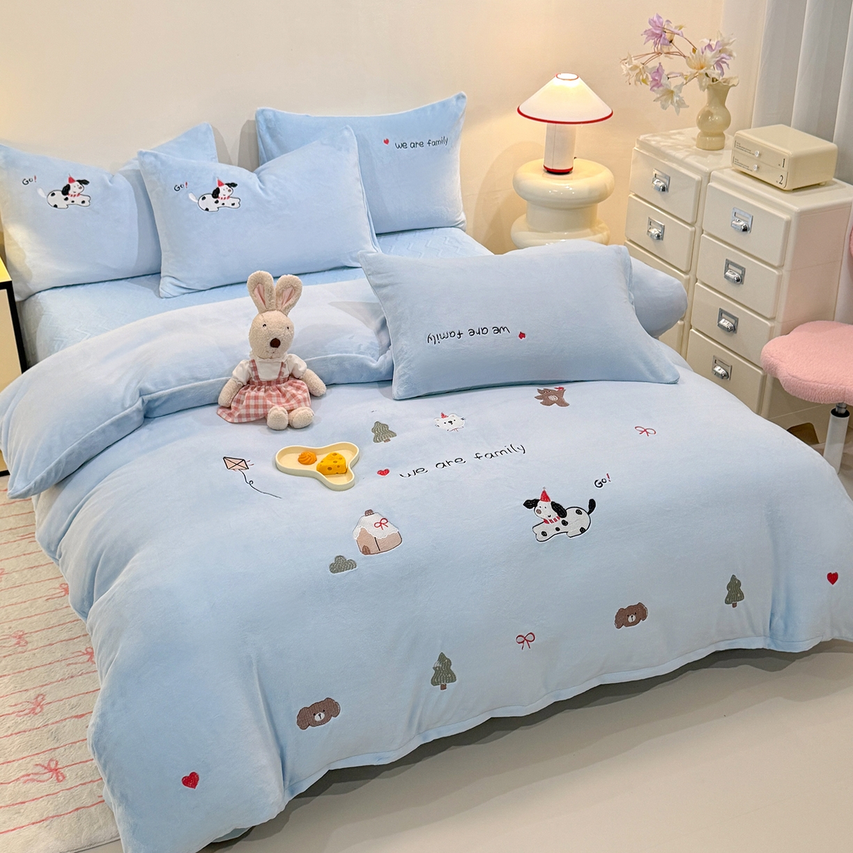91家纺网 家纺一手货源 找家纺 新方向 2025新款全消光A类刺绣牛奶绒四件套-呆萌小狗 呆萌小狗-星月蓝
