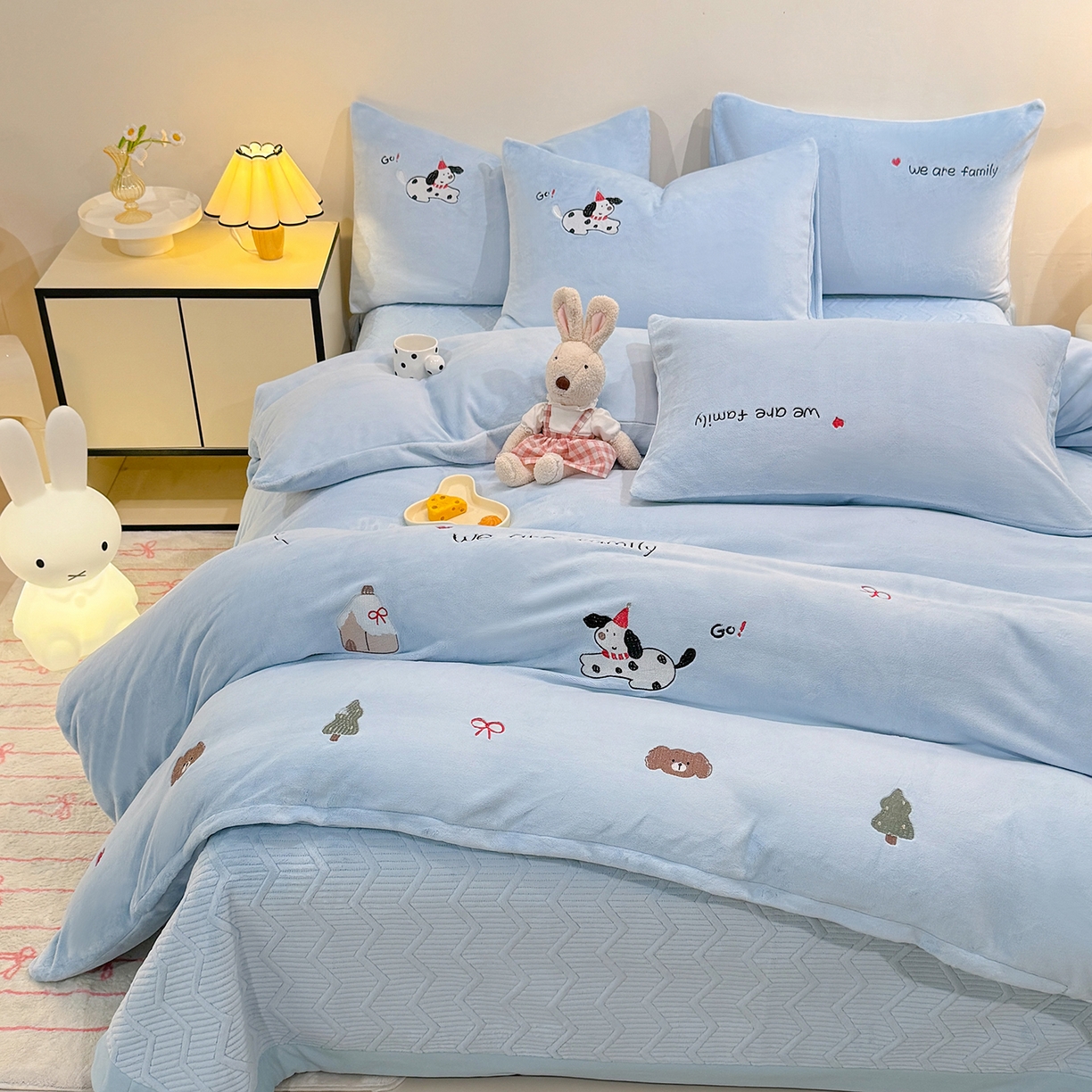 91家纺网 家纺一手货源 找家纺 新方向 2025新款全消光A类刺绣牛奶绒四件套-呆萌小狗 呆萌小狗-星月蓝