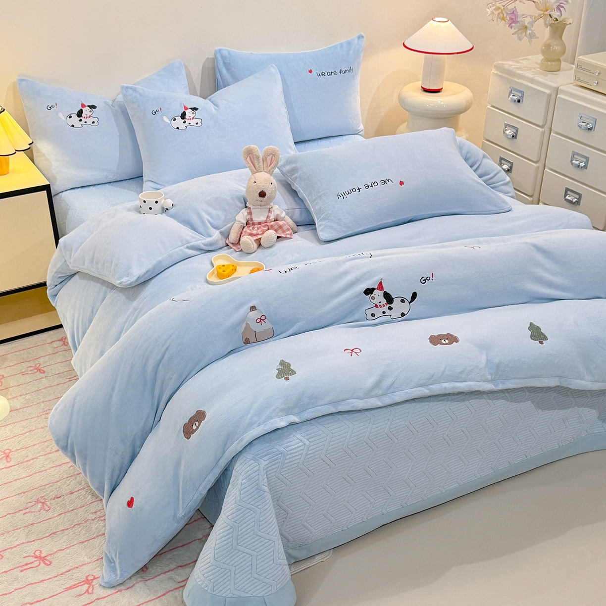 91家纺网 家纺一手货源 找家纺 新方向 2025新款全消光A类刺绣牛奶绒四件套-呆萌小狗 呆萌小狗-星月蓝