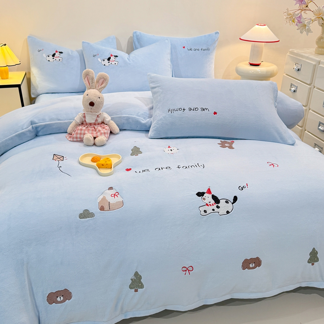 91家纺网 家纺一手货源 找家纺 新方向 2025新款全消光A类刺绣牛奶绒四件套-呆萌小狗 呆萌小狗-星月蓝