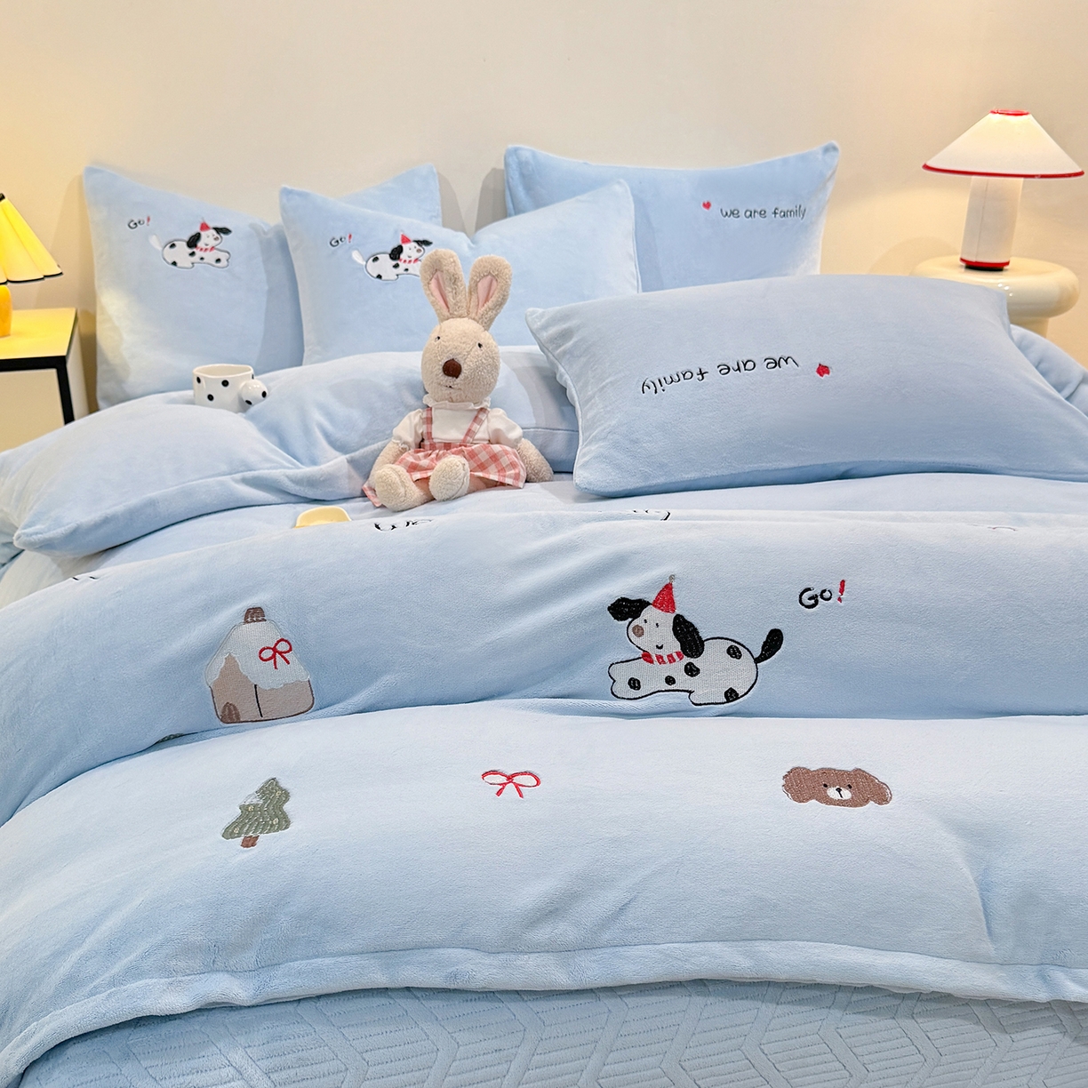 91家纺网 家纺一手货源 找家纺 新方向 2025新款全消光A类刺绣牛奶绒四件套-呆萌小狗 呆萌小狗-星月蓝