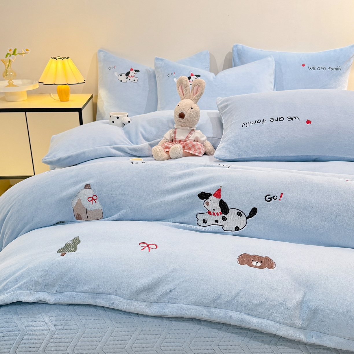 91家纺网 家纺一手货源 找家纺 新方向 2025新款全消光A类刺绣牛奶绒四件套-呆萌小狗 呆萌小狗-星月蓝