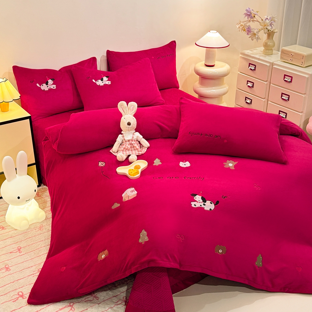 新方向 2025新款全消光A类刺绣牛奶绒四件套-呆萌小狗 呆萌小狗-洋酒红