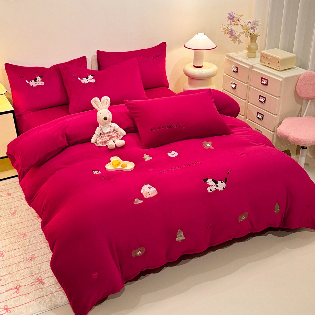 91家纺网 家纺一手货源 找家纺 新方向 2025新款全消光A类刺绣牛奶绒四件套-呆萌小狗 呆萌小狗-洋酒红