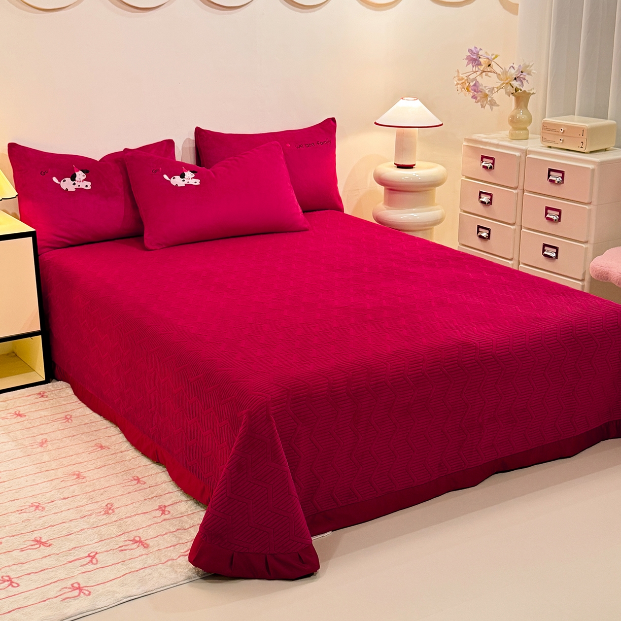 91家纺网 家纺一手货源 找家纺 新方向 2025新款全消光A类刺绣牛奶绒四件套-呆萌小狗 呆萌小狗-洋酒红