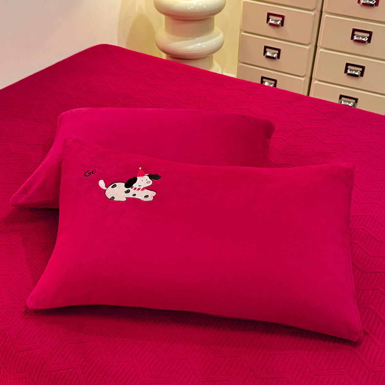 91家纺网 家纺一手货源 找家纺 新方向 2025新款全消光A类刺绣牛奶绒四件套-呆萌小狗 呆萌小狗-洋酒红