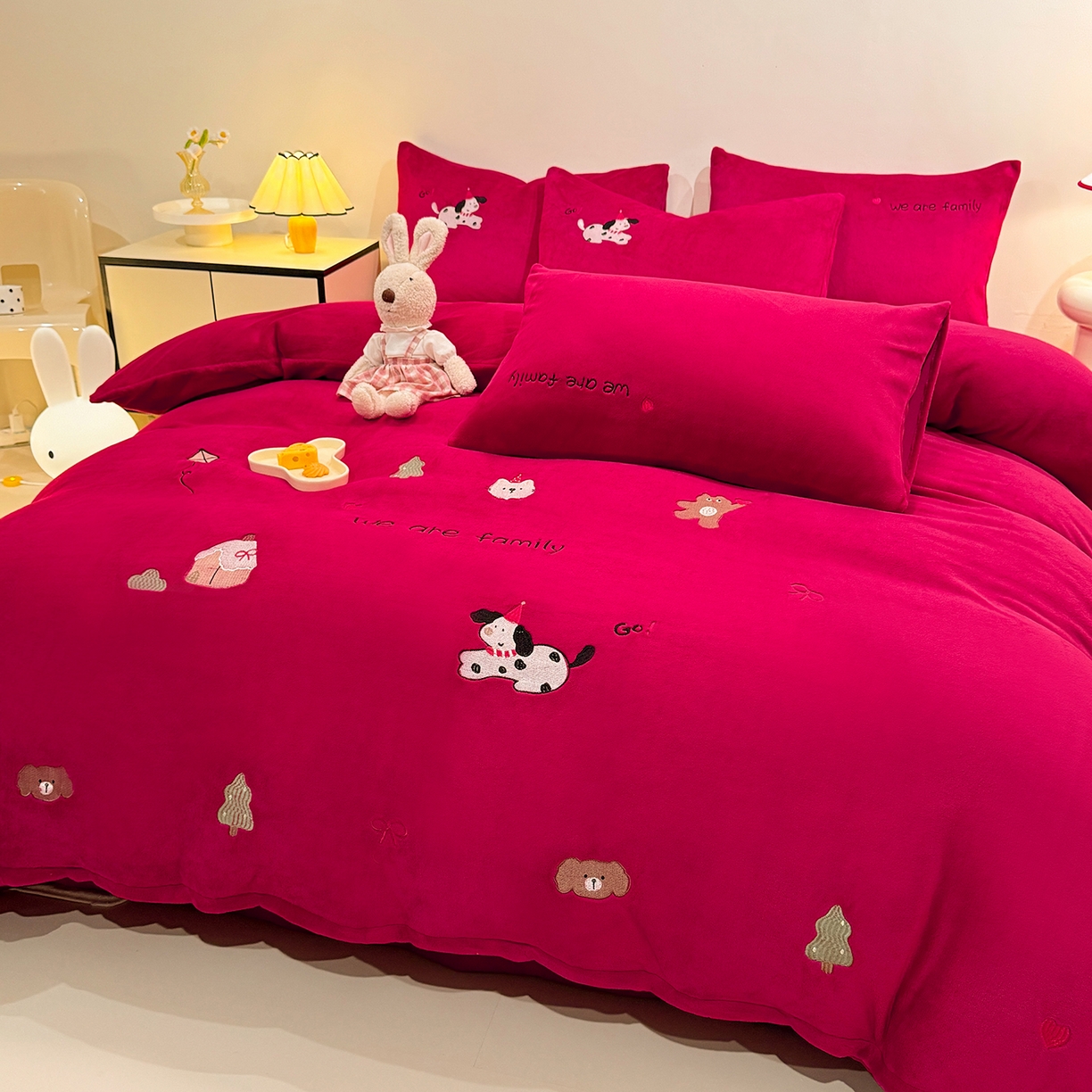 91家纺网 家纺一手货源 找家纺 新方向 2025新款全消光A类刺绣牛奶绒四件套-呆萌小狗 呆萌小狗-洋酒红