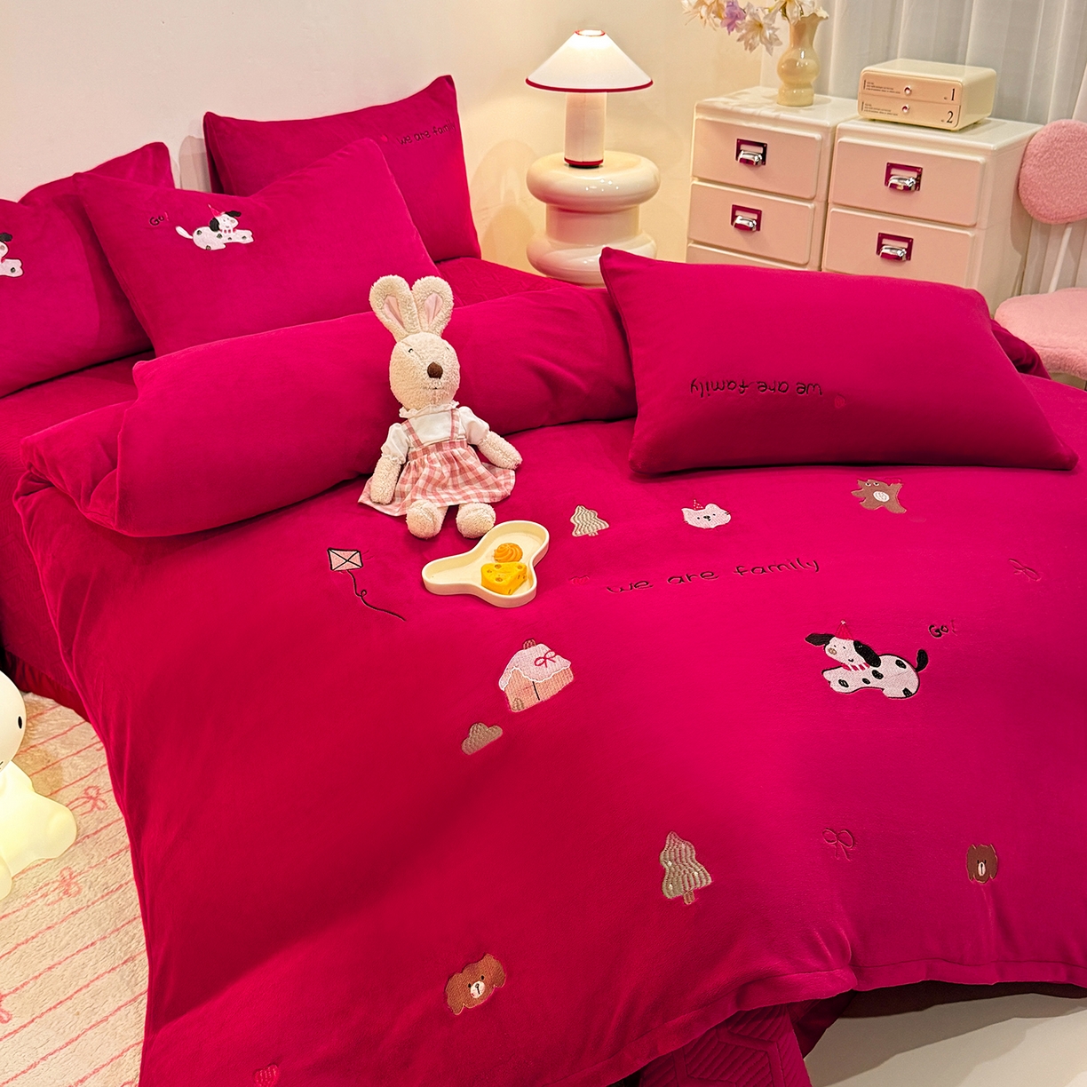 91家纺网 家纺一手货源 找家纺 新方向 2025新款全消光A类刺绣牛奶绒四件套-呆萌小狗 呆萌小狗-洋酒红