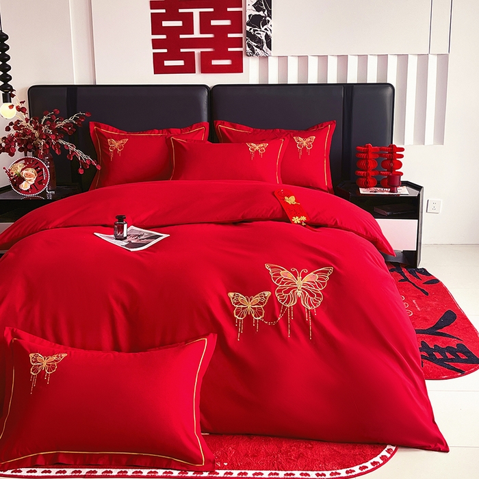 91家纺网 家纺一手货源 找家纺 艾橙家纺 2025新款大红云朵棉刺绣婚庆系列四件套 比翼双飞