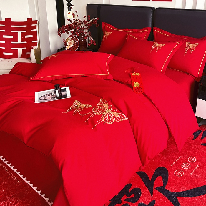 91家纺网 家纺一手货源 找家纺 艾橙家纺 2025新款大红云朵棉刺绣婚庆系列四件套 比翼双飞