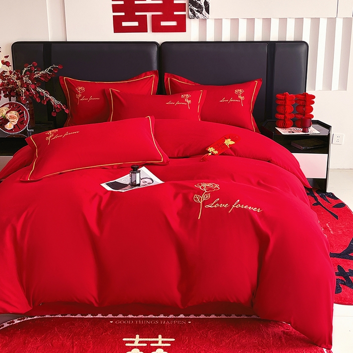 91家纺网 家纺一手货源 找家纺 艾橙家纺 2025新款大红云朵棉刺绣婚庆系列四件套 花开并蒂