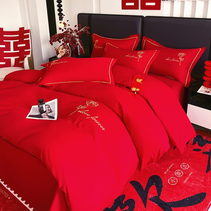 91家纺网 家纺一手货源 找家纺 艾橙家纺 2025新款大红云朵棉刺绣婚庆系列四件套 花开并蒂