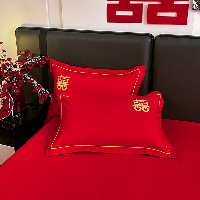 91家纺网 家纺一手货源 找家纺 艾橙家纺 2025新款大红云朵棉刺绣婚庆系列四件套 吾家有喜